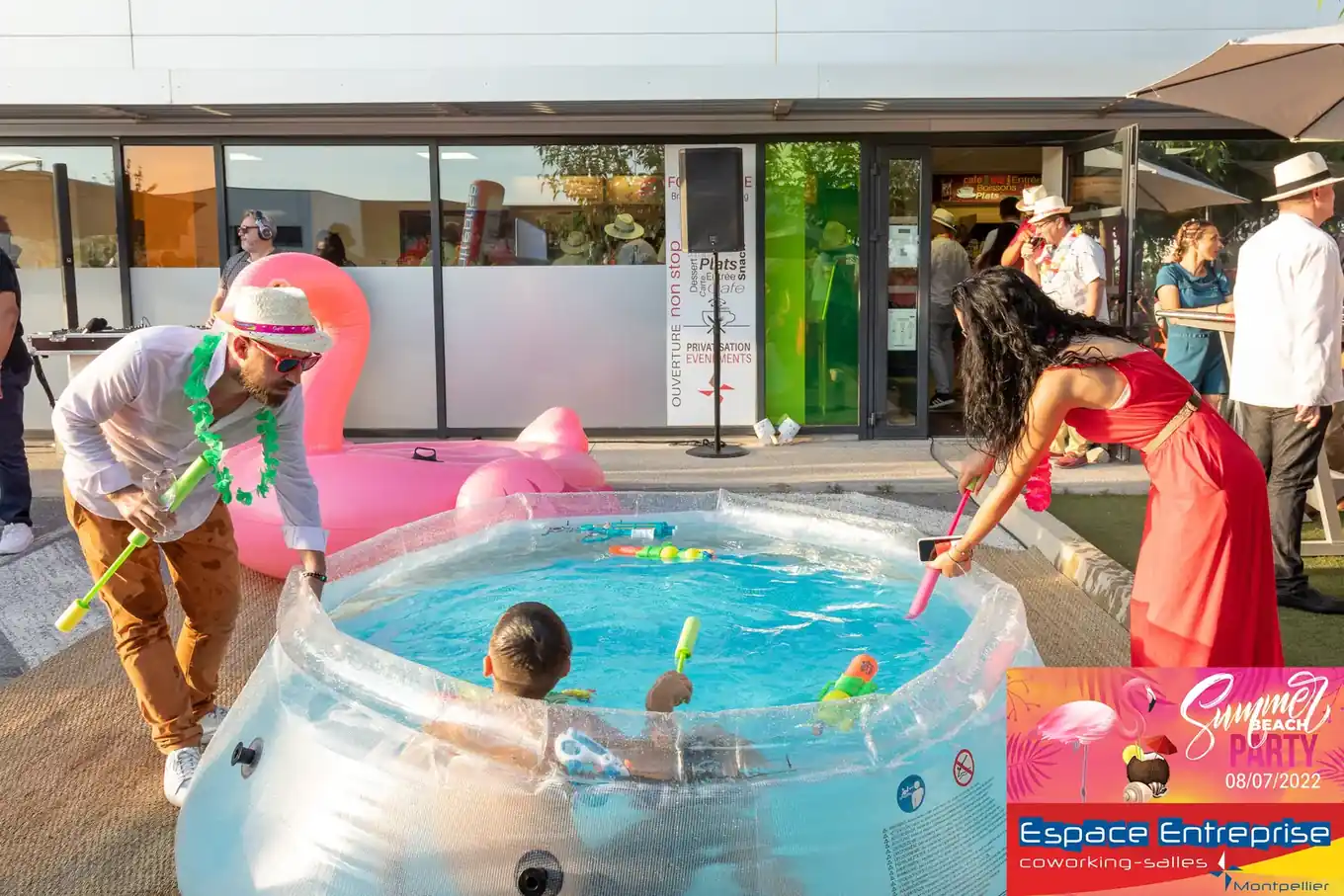 Summer Beach 2022 du Club LR à Montpellier : bataille d'eau autour de la piscine gonflable