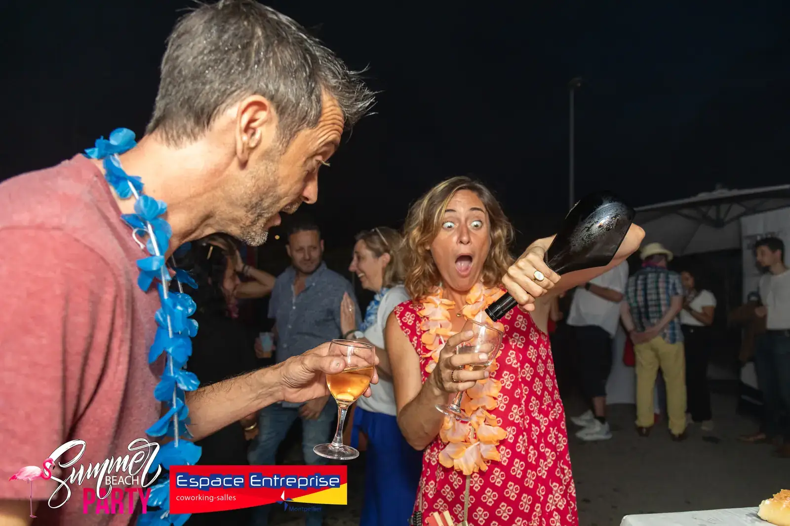 Summer Beach 2024 du Club LR à Montpellier : participants trinquant au champagne le soir