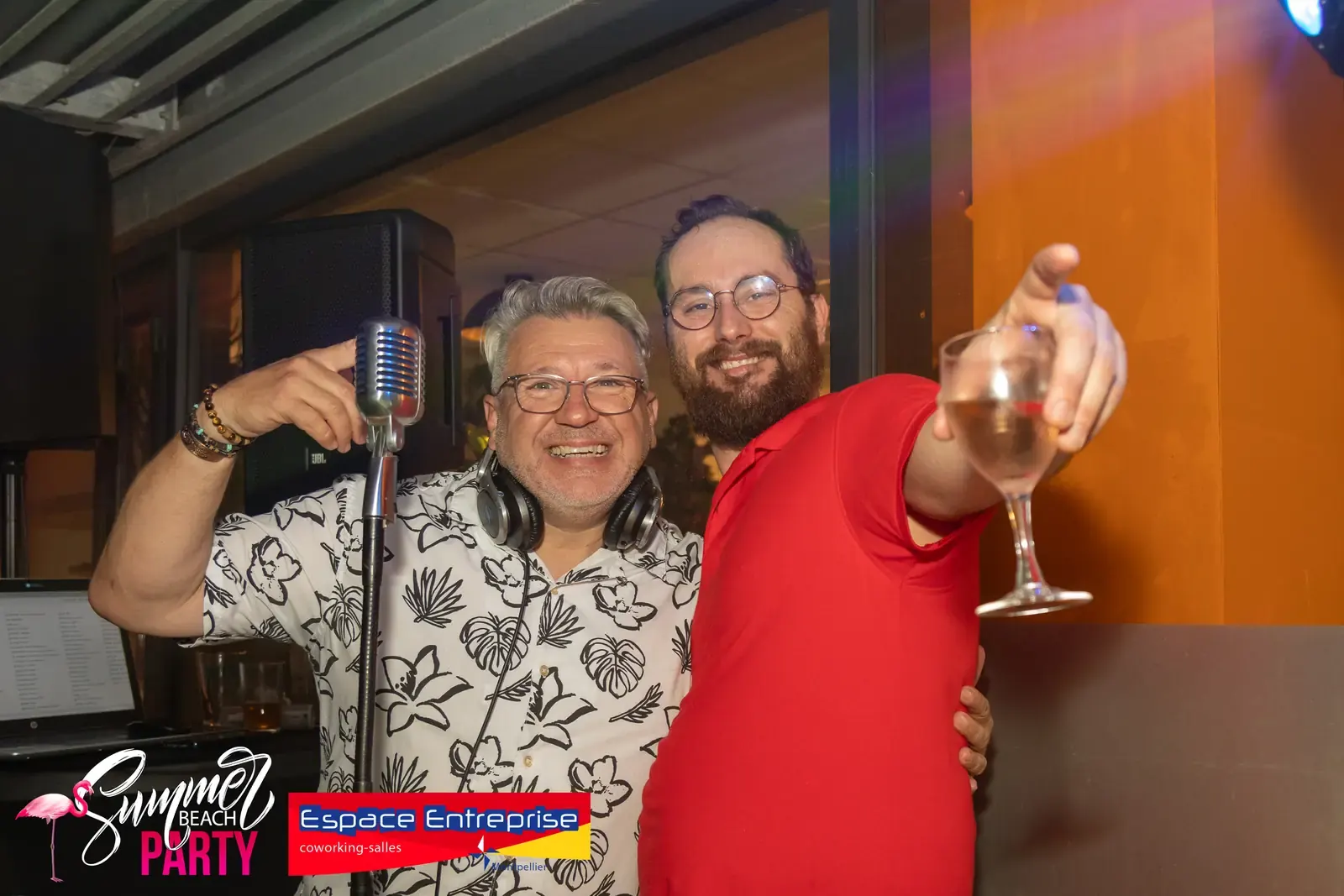 Summer Beach 2024 du Club LR à Montpellier : participants au micro rétro derrière le bar