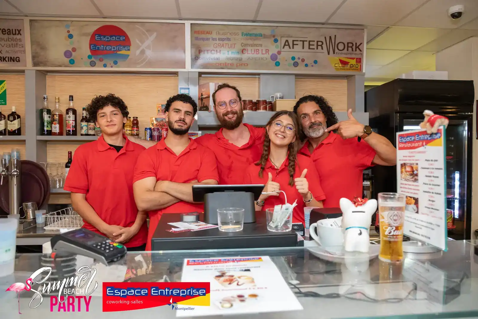 Summer Beach 2024 du Club LR à Montpellier : équipe du bar en rouge posant derrière le comptoir