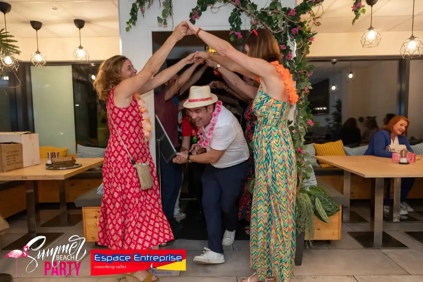 Summer Beach 2024 du Club LR à Montpellier : participants dansant à l'intérieur en tenue estivale