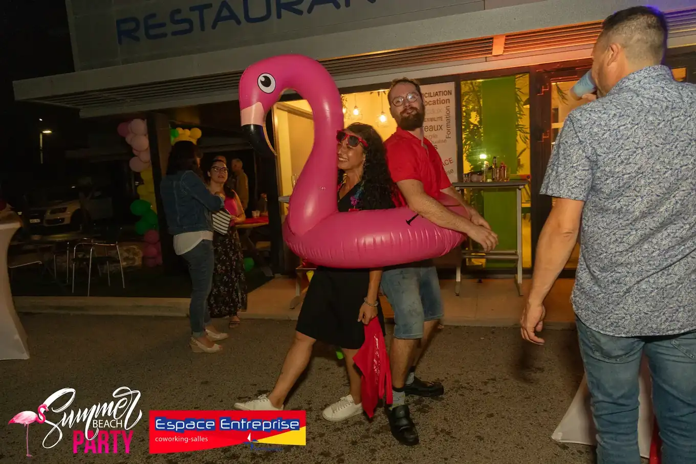 Summer Beach 2024 du Club LR à Montpellier : participante portant un flamant rose gonflable