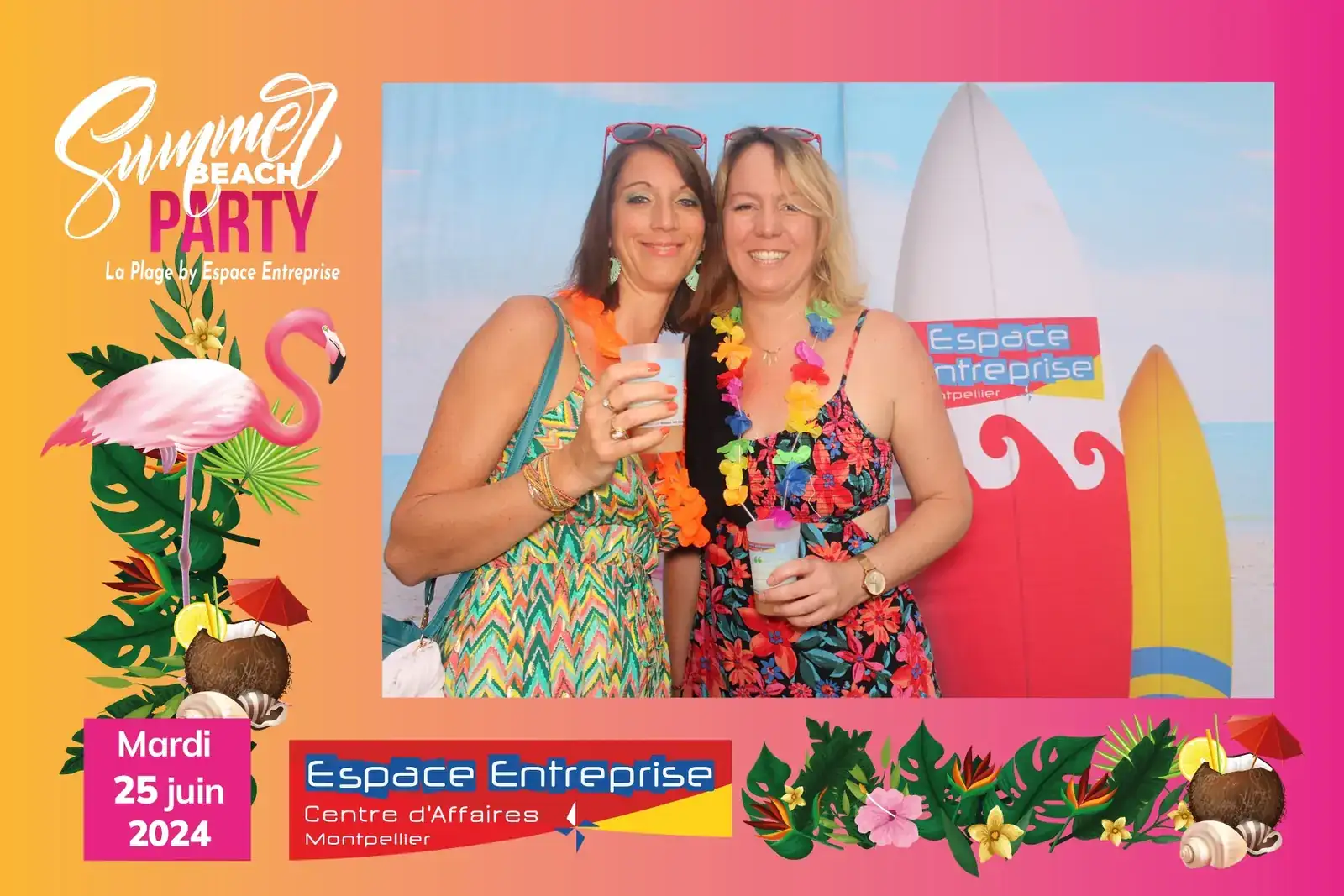 Summer Beach 2024 du Club LR à Montpellier : deux participantes dans le cadre photobox estival
