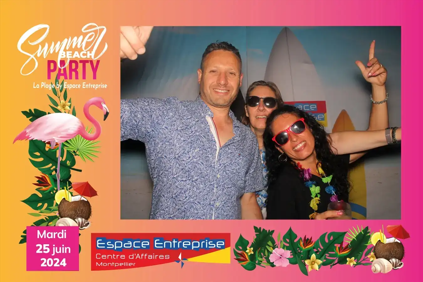 Summer Beach 2024 du Club LR à Montpellier : trois participants posant dans le cadre photobox