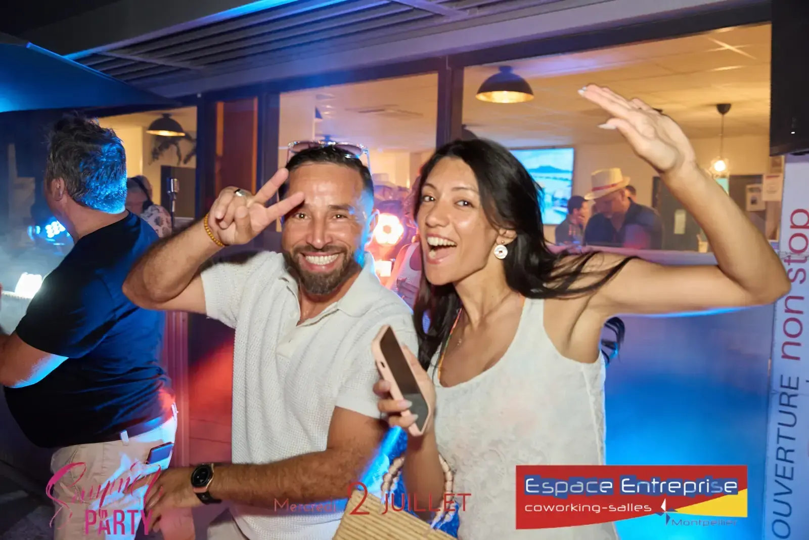 Summer Beach 2025 du Club LR à Montpellier : participants dansant sous les lumières colorées