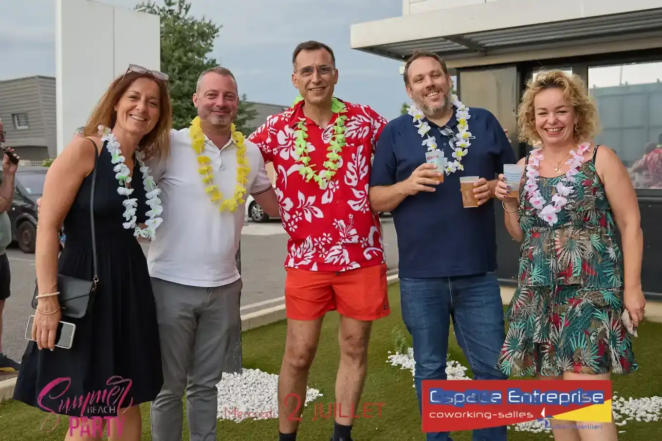 Summer Beach 2025 du Club LR à Montpellier : cinq participants avec colliers de fleurs posant