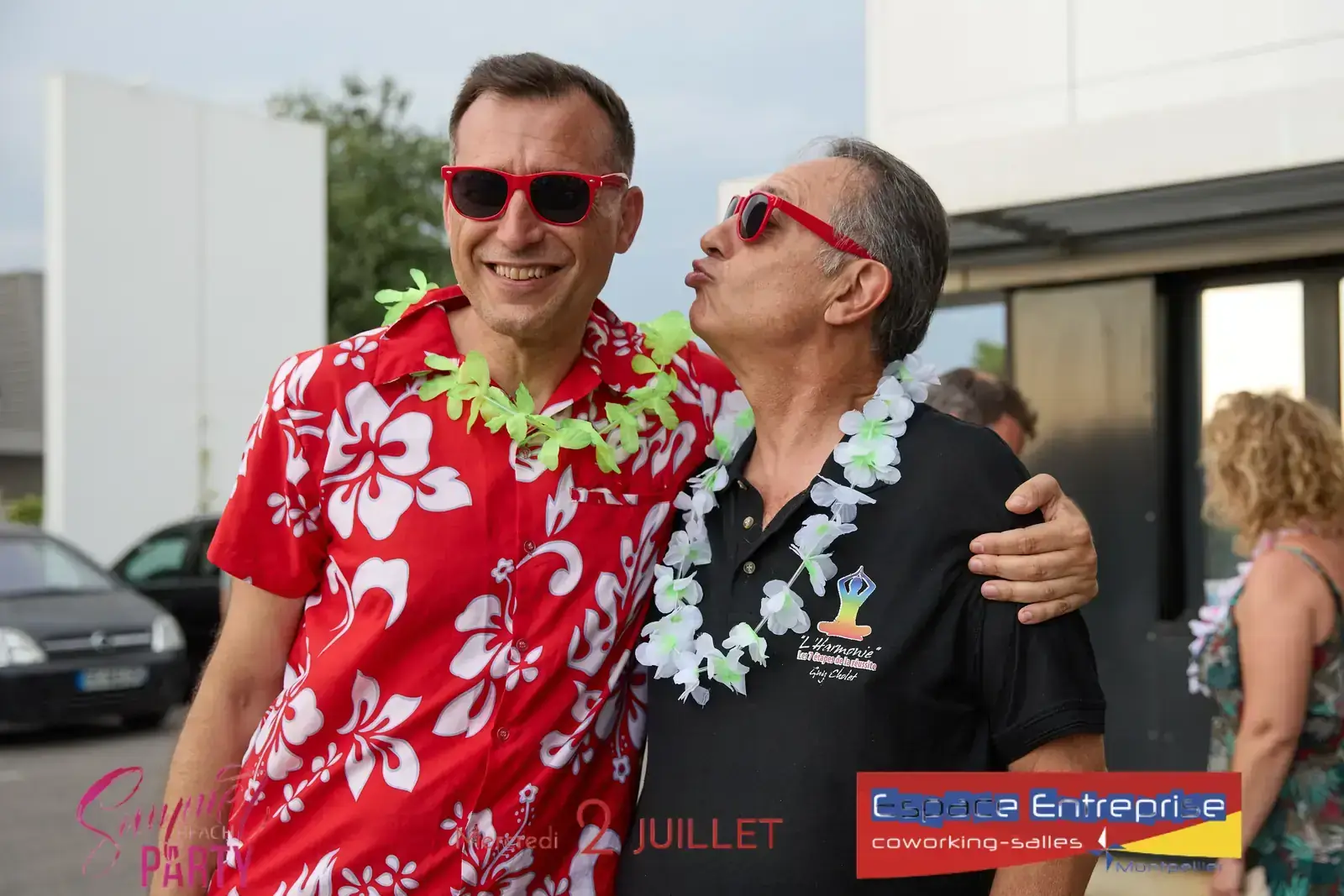 Summer Beach 2025 du Club LR à Montpellier : deux hommes en lunettes de soleil complices