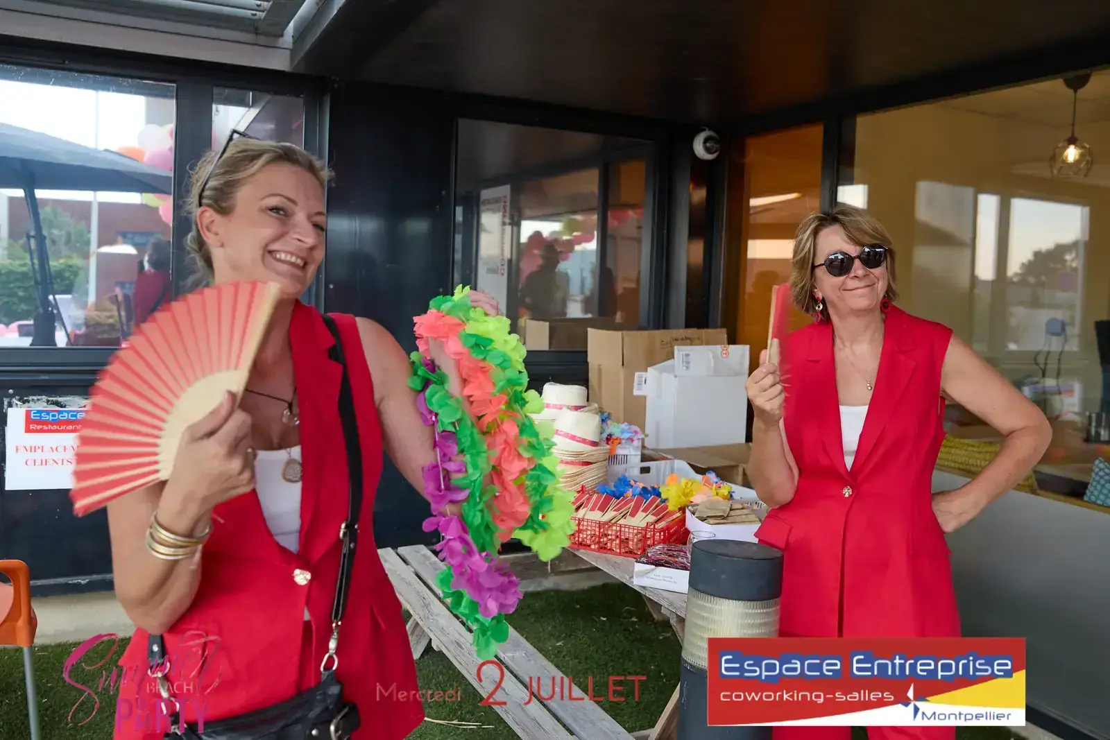 Summer Beach 2025 du Club LR à Montpellier : participantes avec éventail et colliers hawaïens