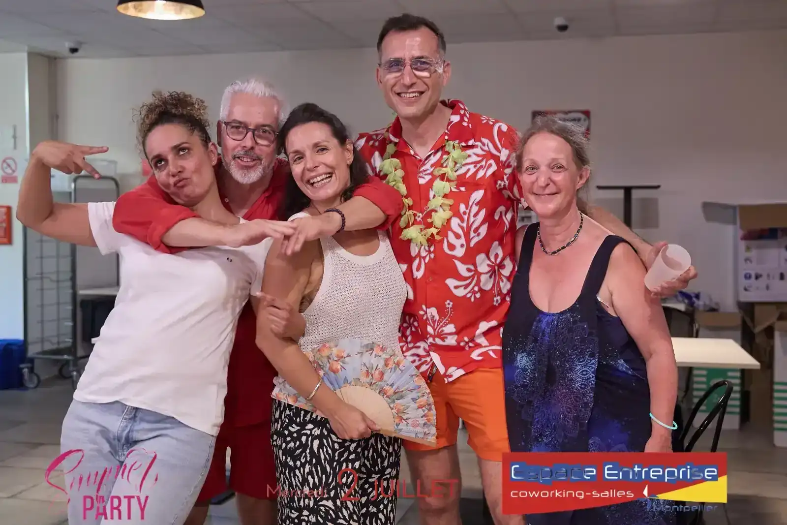 Summer Beach 2025 du Club LR à Montpellier : participants souriants posant bras levés