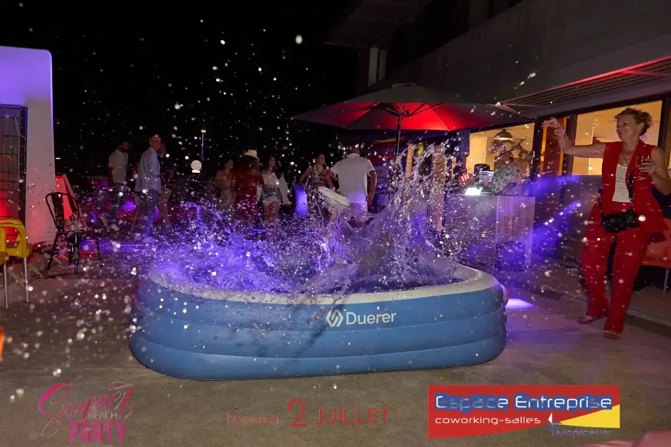 Summer Beach 2025 du Club LR à Montpellier : éclaboussures dans la piscine gonflable la nuit