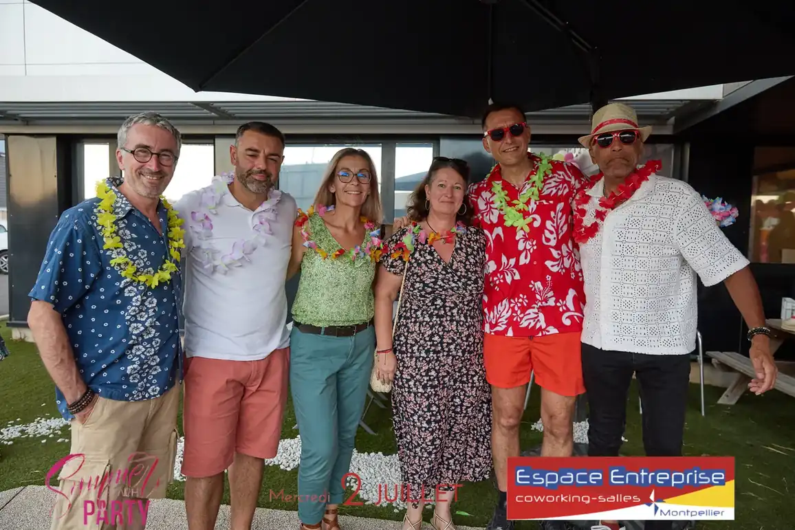 Summer Beach 2025 du Club LR à Montpellier : six participants alignés sous le parasol