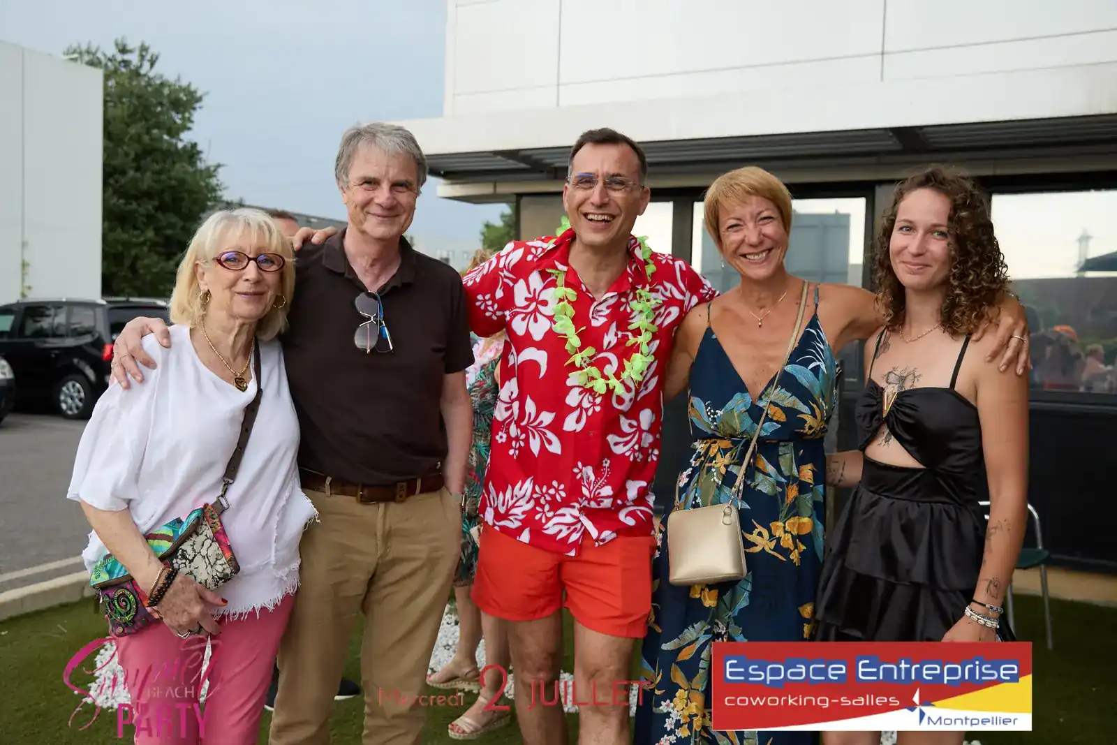 Summer Beach 2025 du Club LR à Montpellier : cinq participants posant devant les bureaux