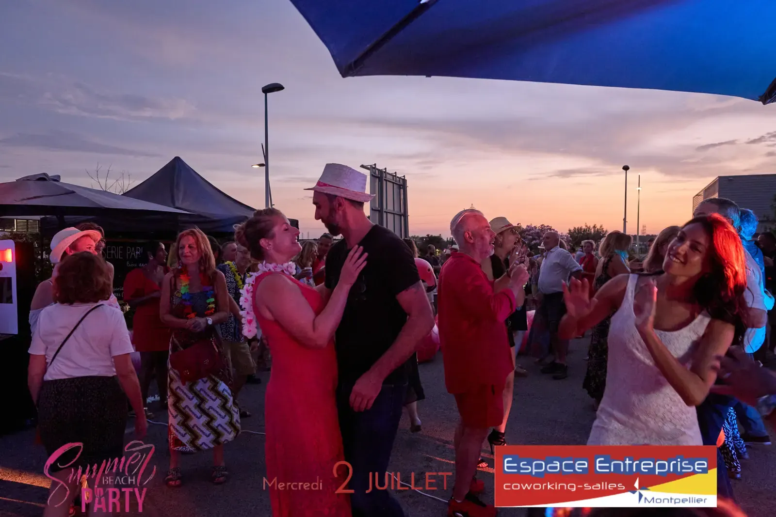 Summer Beach 2025 du Club LR à Montpellier : foule dansant sur la terrasse au coucher du soleil
