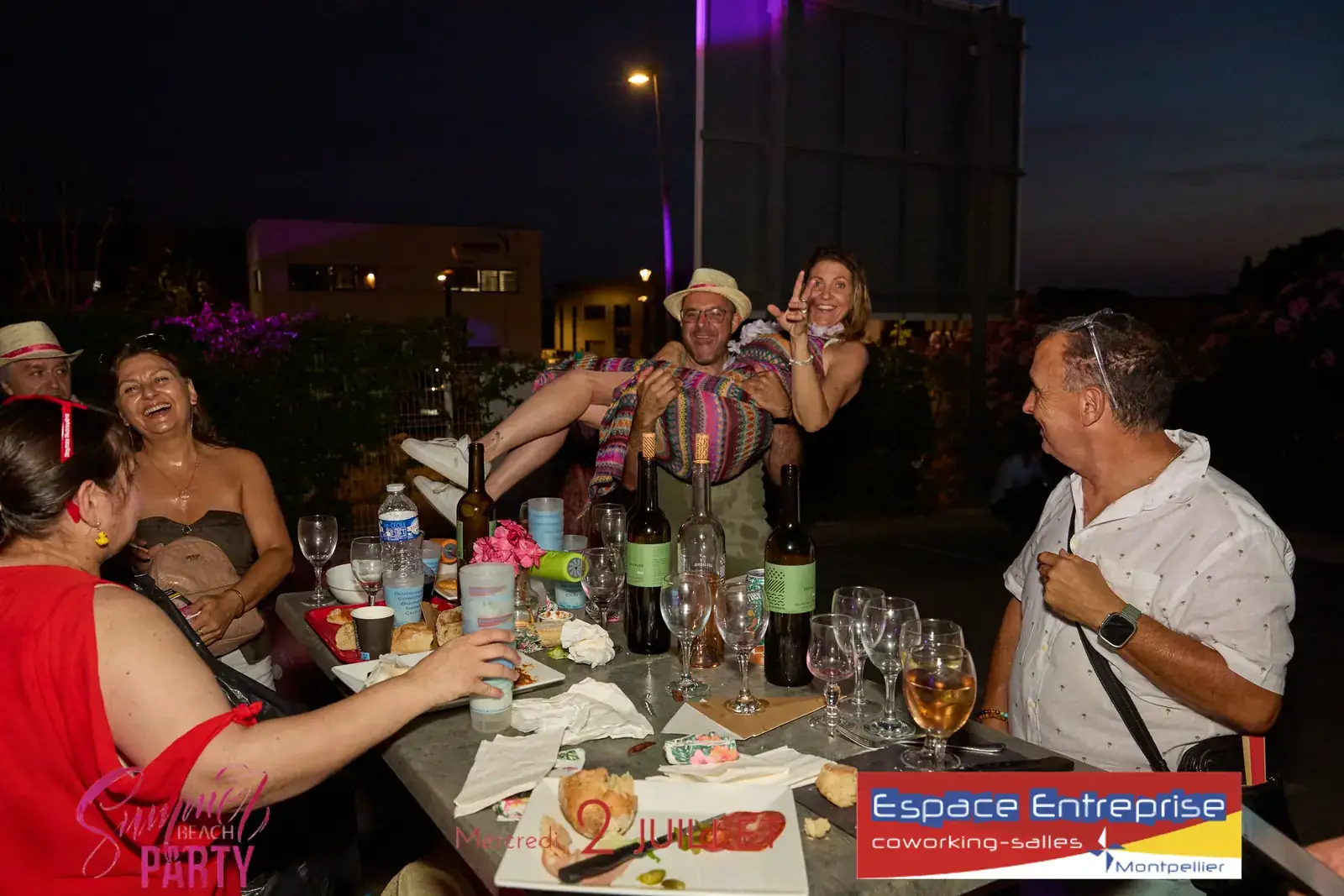 Summer Beach 2025 du Club LR à Montpellier : participants attablés le soir verres à la main