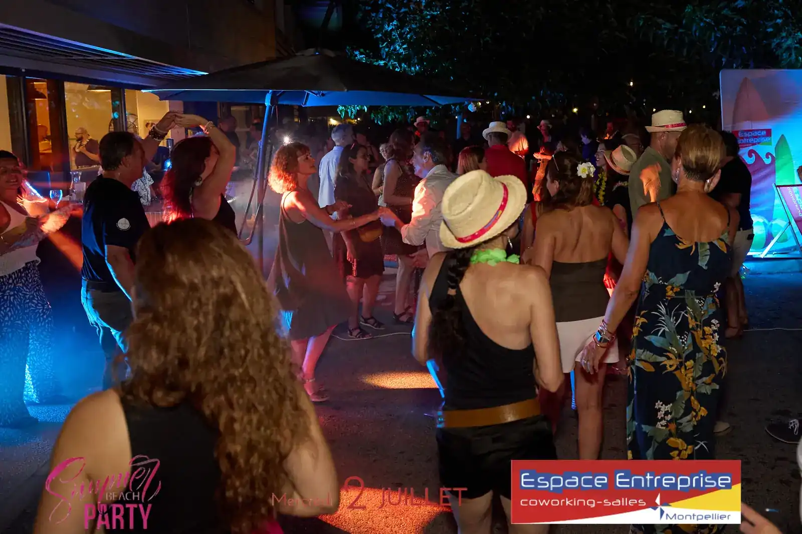 Summer Beach 2025 du Club LR à Montpellier : participants dansant en plein air la nuit