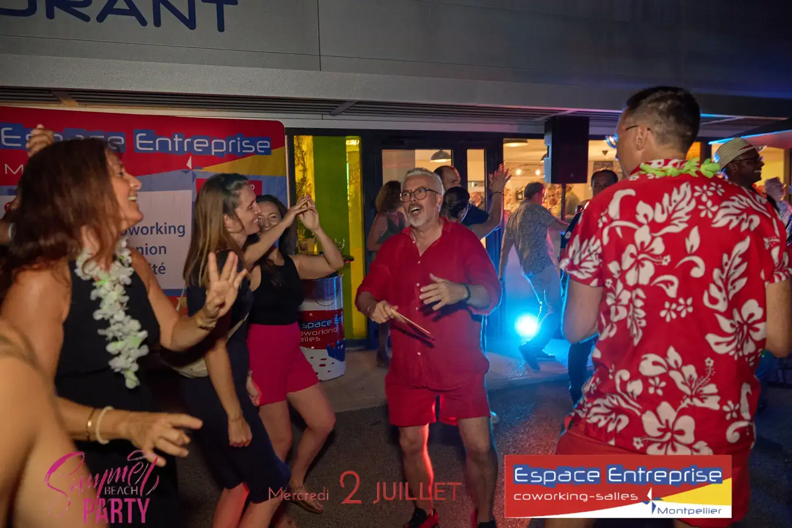 Summer Beach 2025 du Club LR à Montpellier : participants dansant sous les lumières bleues