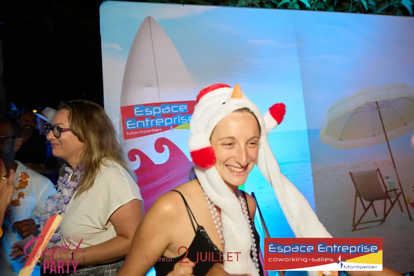 Summer Beach 2025 du Club LR à Montpellier : participante souriante devant le décor de plage