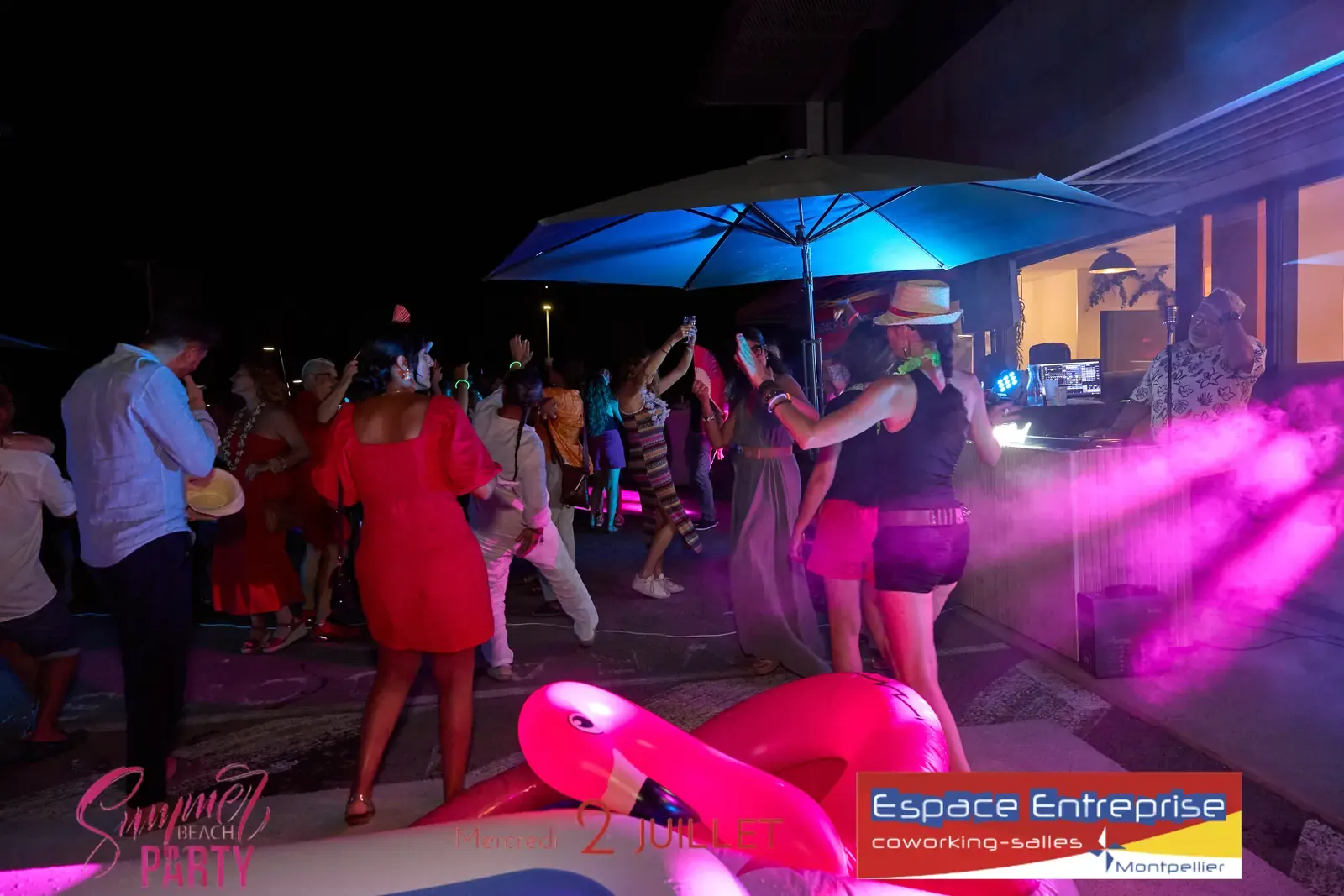 Summer Beach 2025 du Club LR à Montpellier : danse nocturne près du flamant rose gonflable