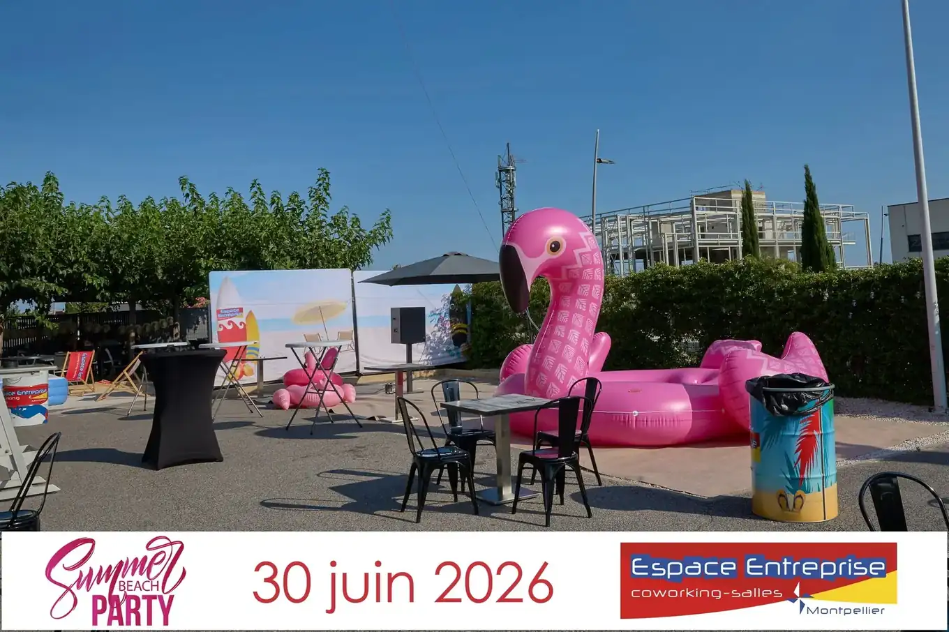 Summer Beach 2026 du Club LR à Montpellier : terrasse décorée avec flamant rose gonflable géant