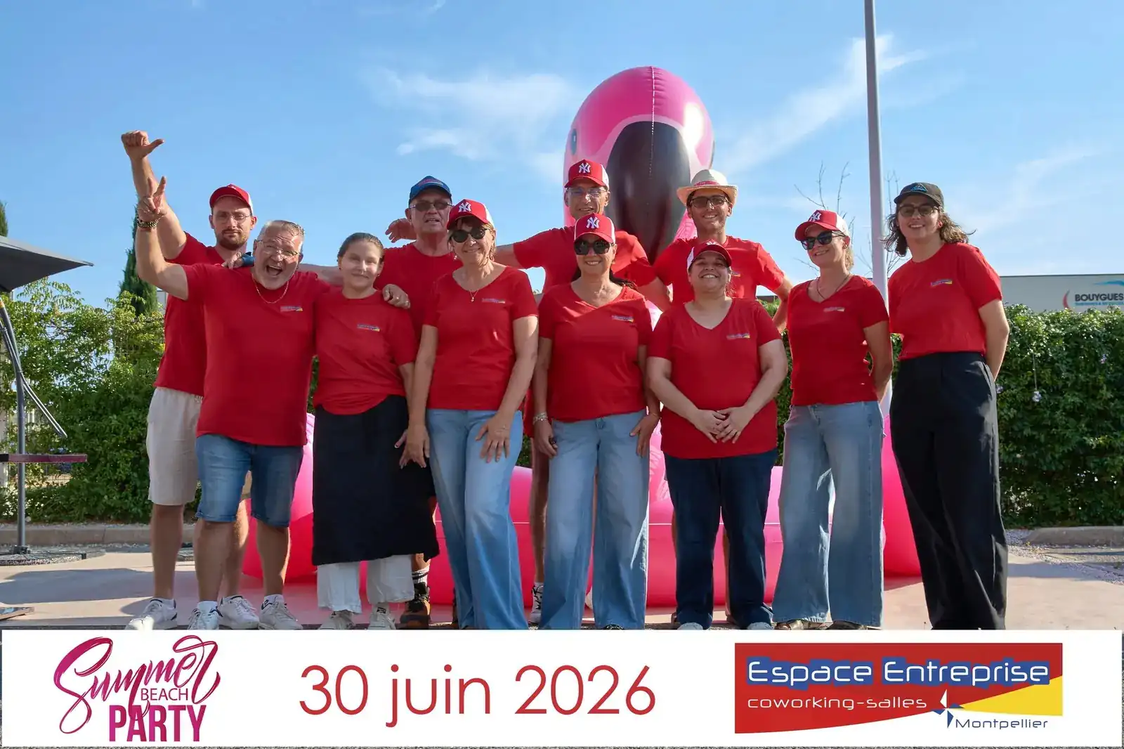Summer Beach 2026 du Club LR à Montpellier : équipe en rouge posant devant le flamant gonflable