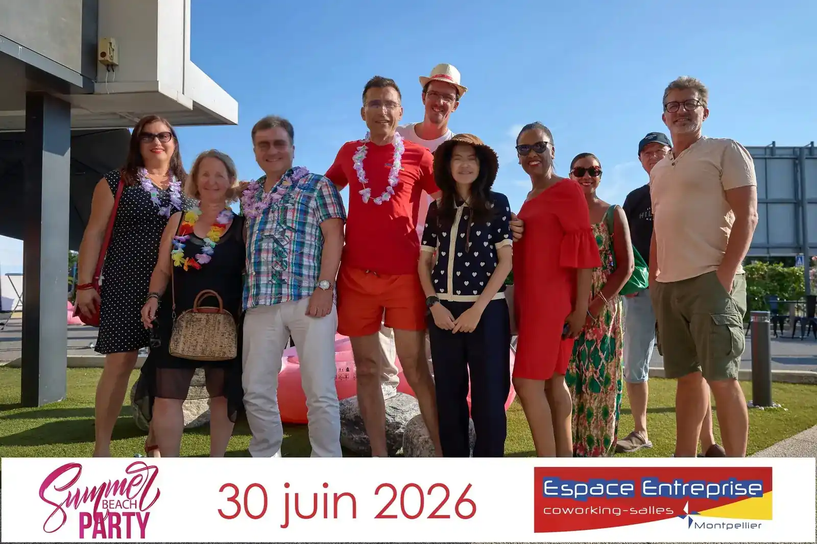 Summer Beach 2026 du Club LR à Montpellier : participants alignés avec colliers de fleurs