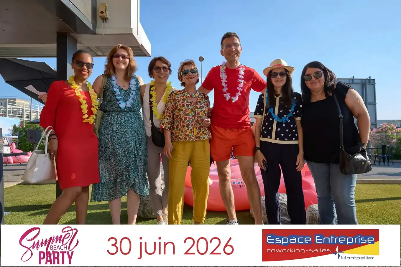 Summer Beach 2026 du Club LR à Montpellier : participants posant sur la pelouse en tenue estivale