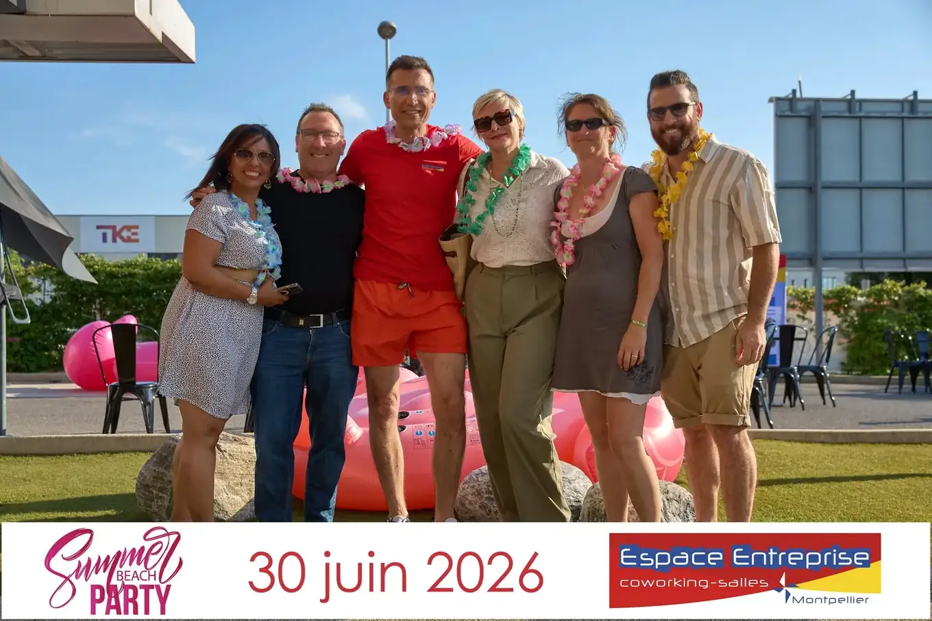 Summer Beach 2026 du Club LR à Montpellier : cinq participants posant devant le flamant rose