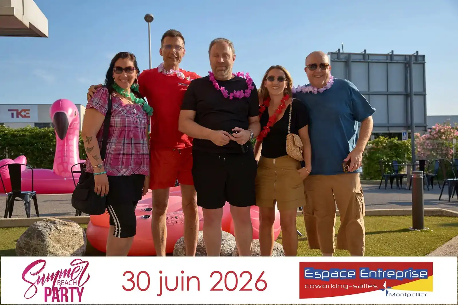 Summer Beach 2026 du Club LR à Montpellier : cinq participants posant près du flamant rose