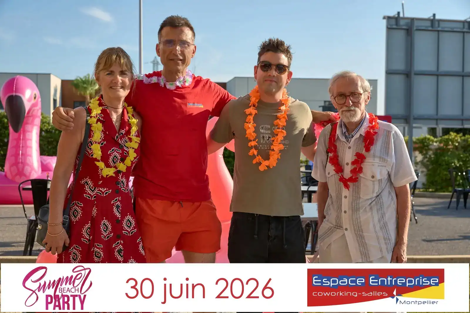Summer Beach 2026 du Club LR à Montpellier : quatre participants posant sur la pelouse