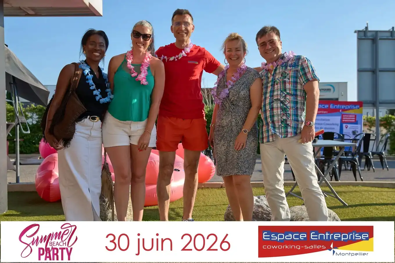 Summer Beach 2026 du Club LR à Montpellier : cinq participants avec colliers hawaïens posant