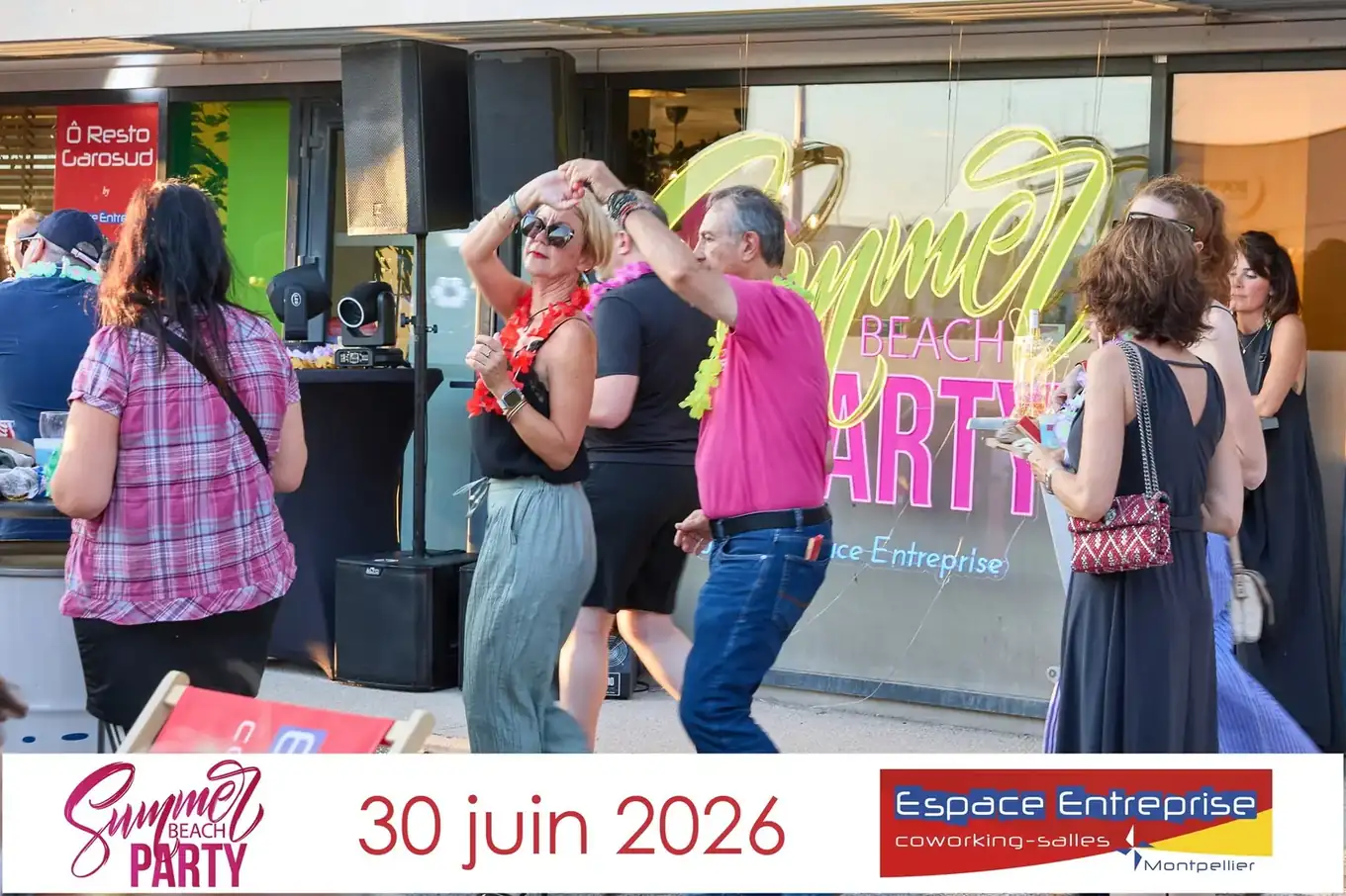 Summer Beach 2026 du Club LR à Montpellier : participants échangeant devant l'entrée vitrée