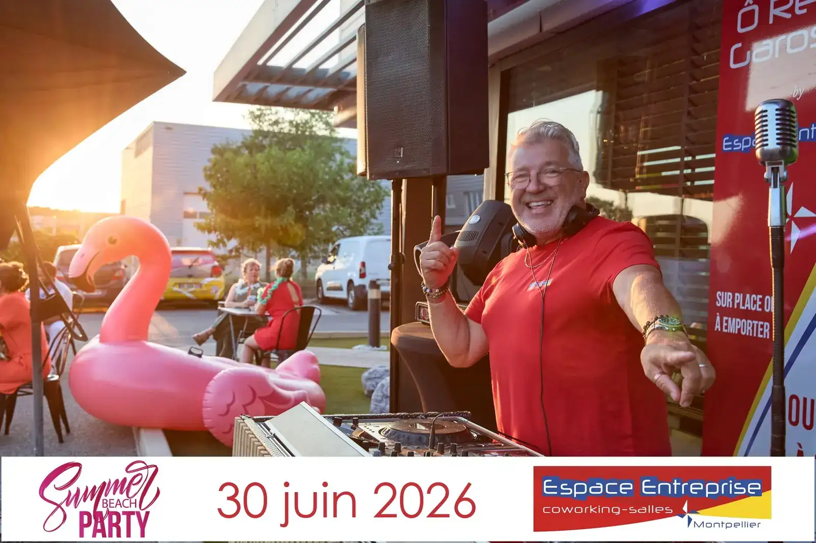 Summer Beach 2026 du Club LR à Montpellier : dJ souriant à ses platines au coucher du soleil