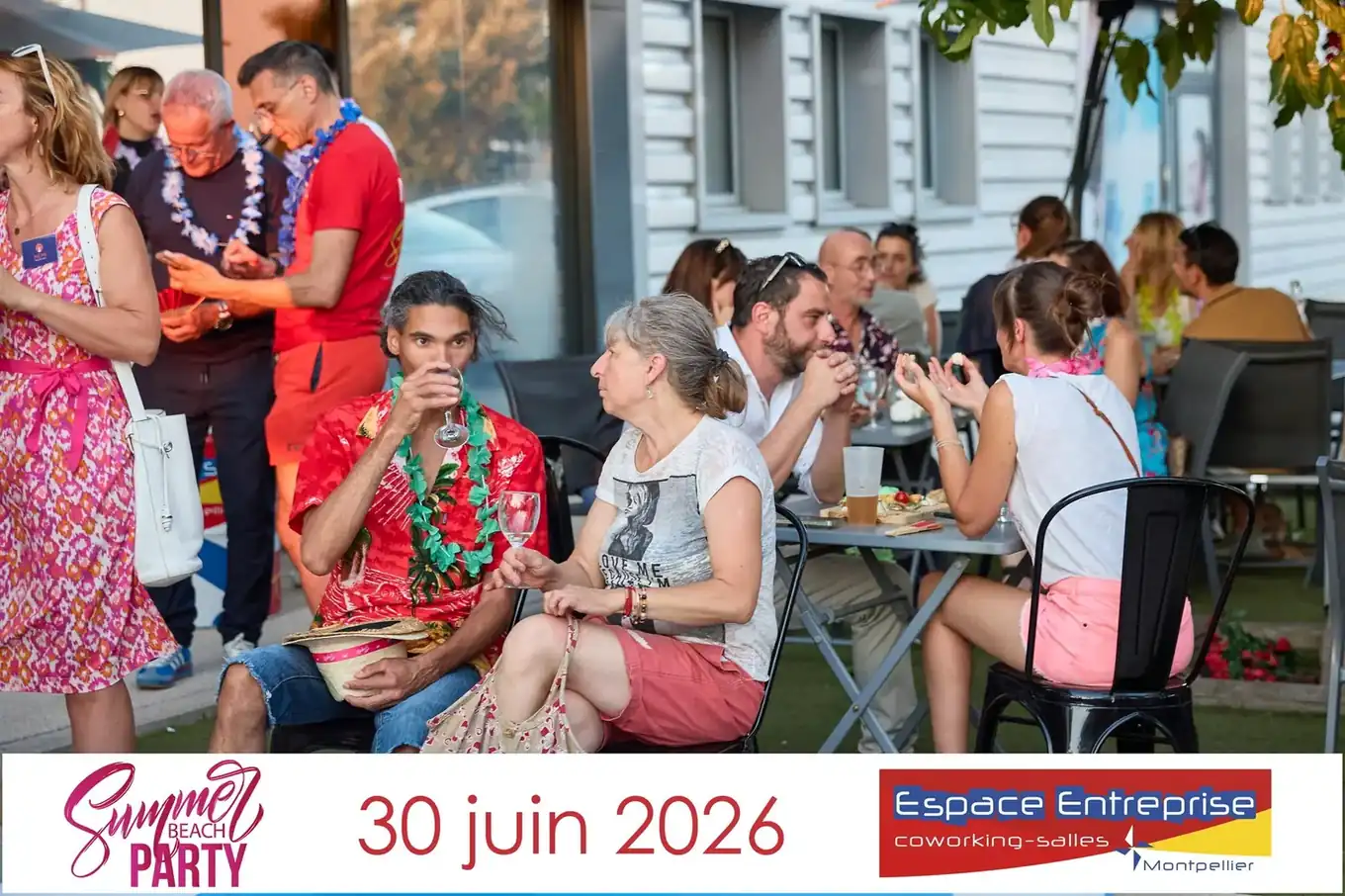 Summer Beach 2026 du Club LR à Montpellier : participants discutant debout et attablés en terrasse
