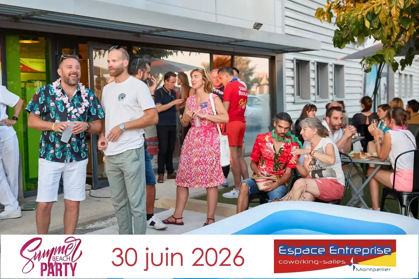 Summer Beach 2026 du Club LR à Montpellier : participants échangeant près de la piscine gonflable