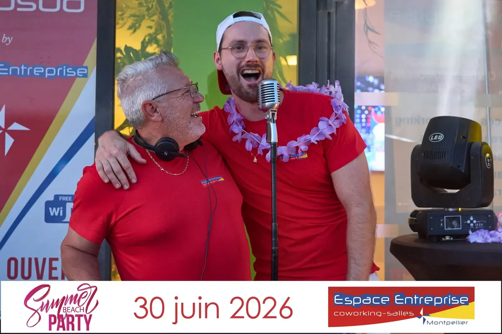Summer Beach 2026 du Club LR à Montpellier : deux hommes chantant au micro rétro
