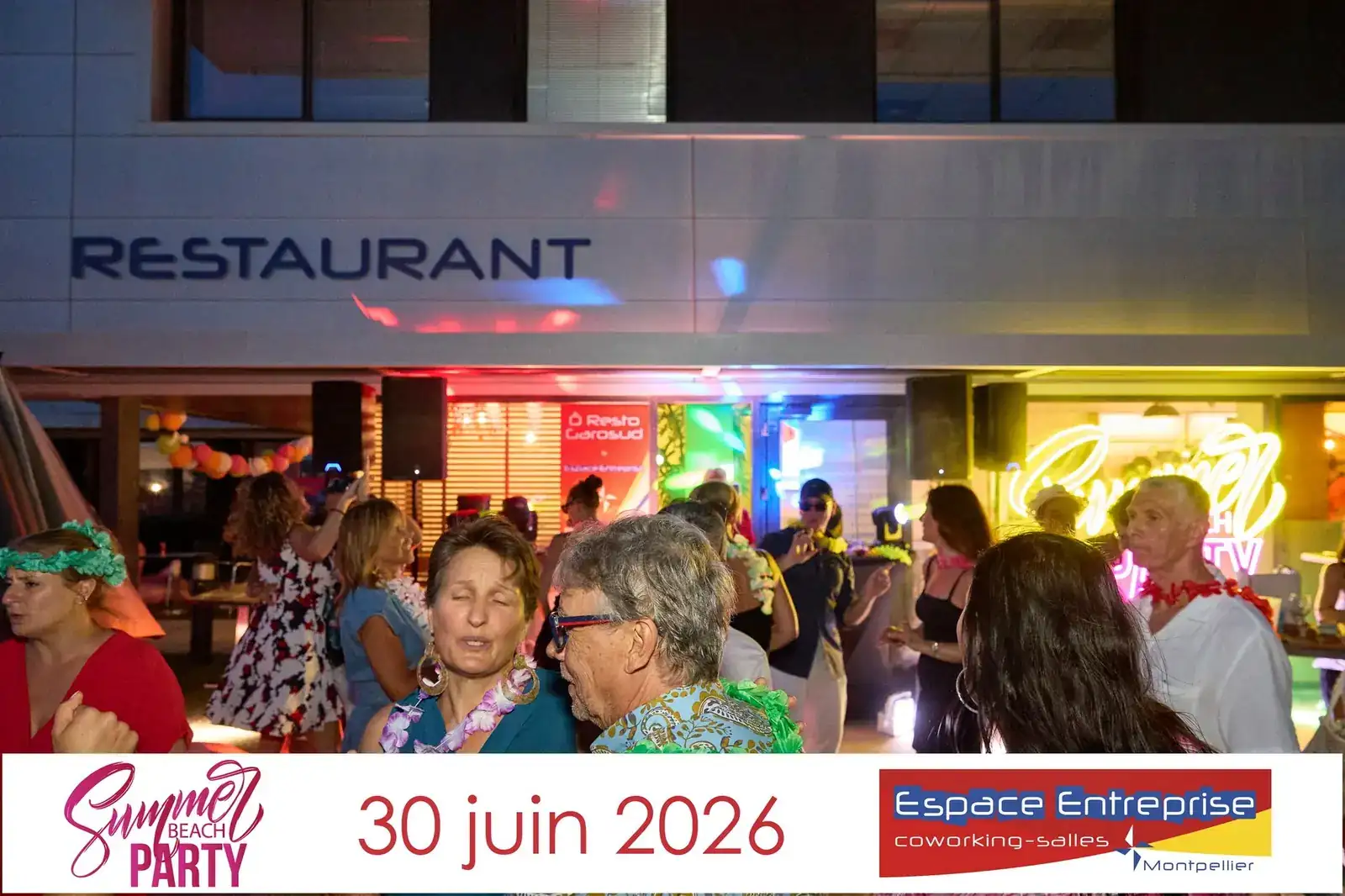 Summer Beach 2026 du Club LR à Montpellier : foule devant le restaurant aux néons roses