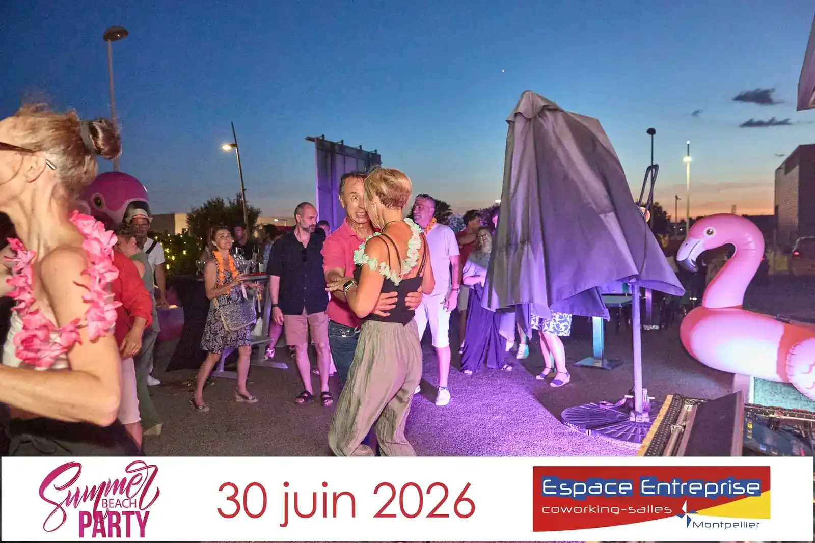 Summer Beach 2026 du Club LR à Montpellier : participants dansant la nuit près du flamant rose