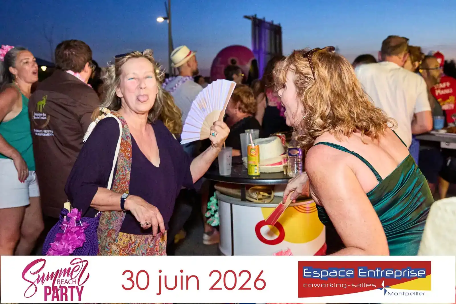 Summer Beach 2026 du Club LR à Montpellier : participantes dansant sous les lumières la nuit