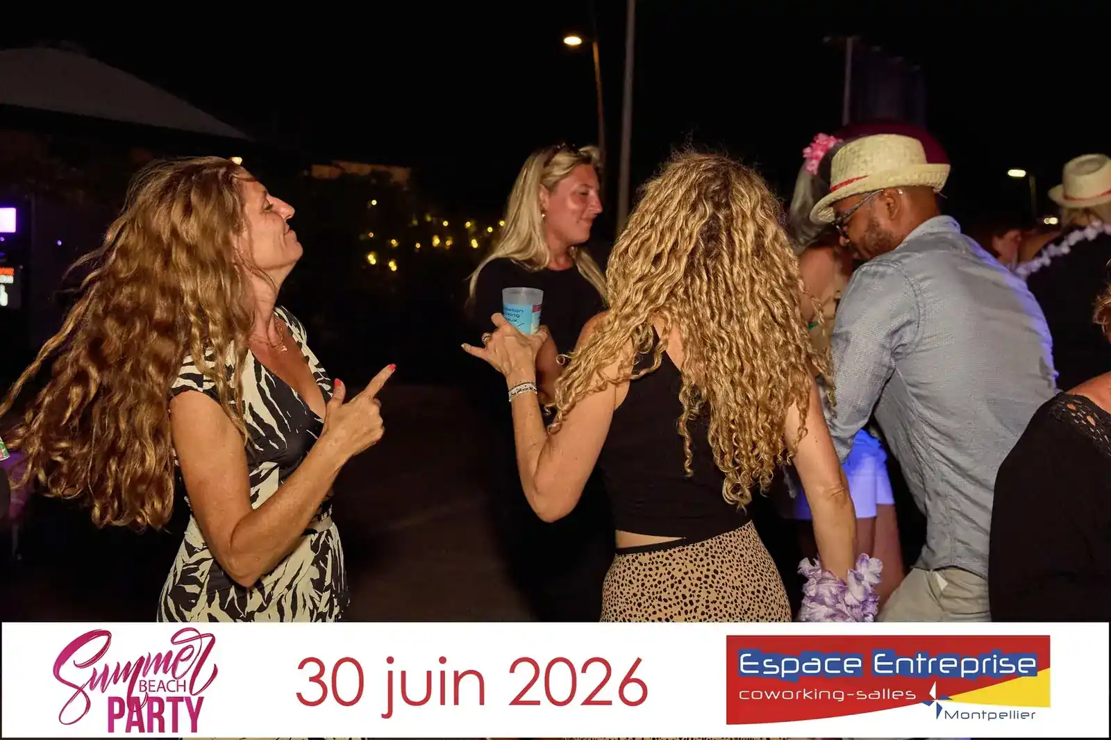 Summer Beach 2026 du Club LR à Montpellier : participantes dansant en plein air la nuit