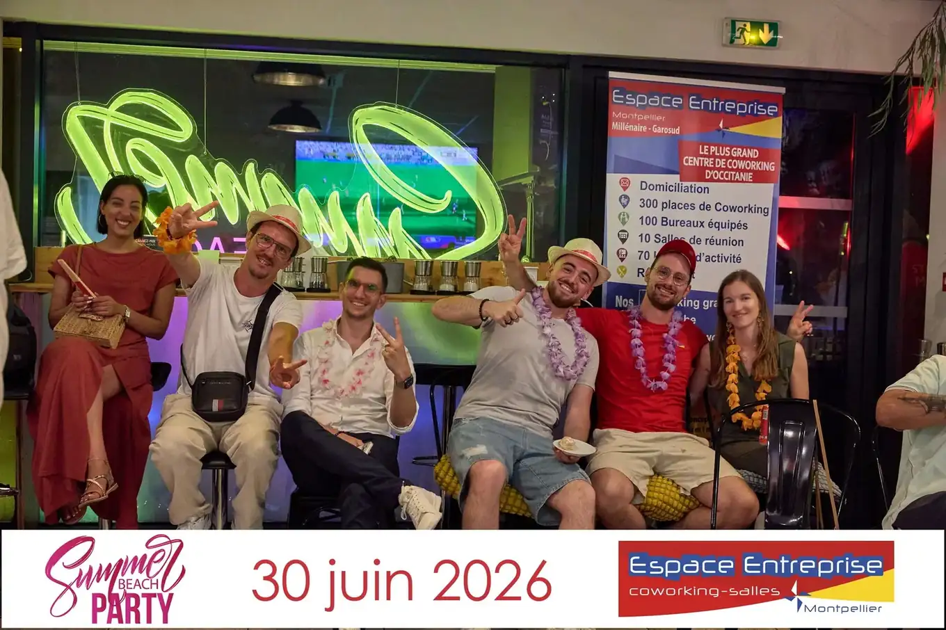 Summer Beach 2026 du Club LR à Montpellier : participants posant sous l'enseigne néon