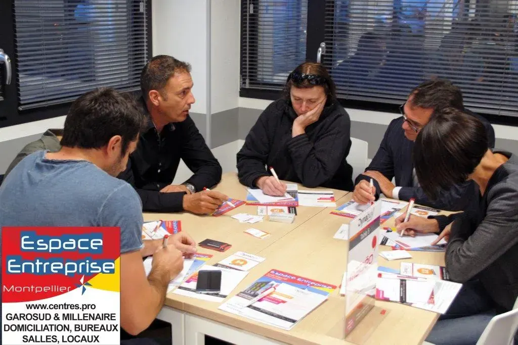 Mini Nuit du Pitch du Club LR à Montpellier : participants assis autour d'une table pendant la session de pitch