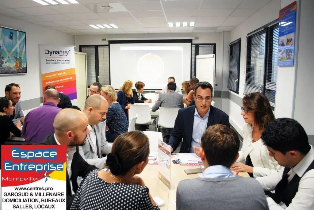 Mini Nuit du Pitch du Club LR à Montpellier : vue de la salle avec participants attablés devant l'écran de projection