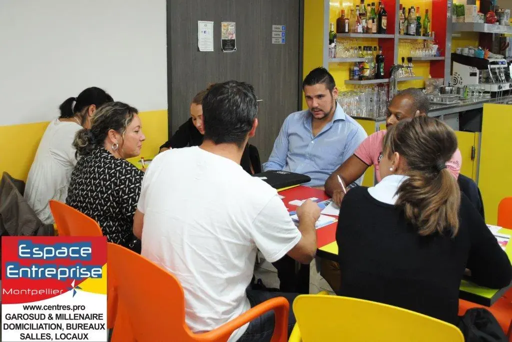 Mini Nuit du Pitch du Club LR à Montpellier : participants en discussion autour d'une table près du bar