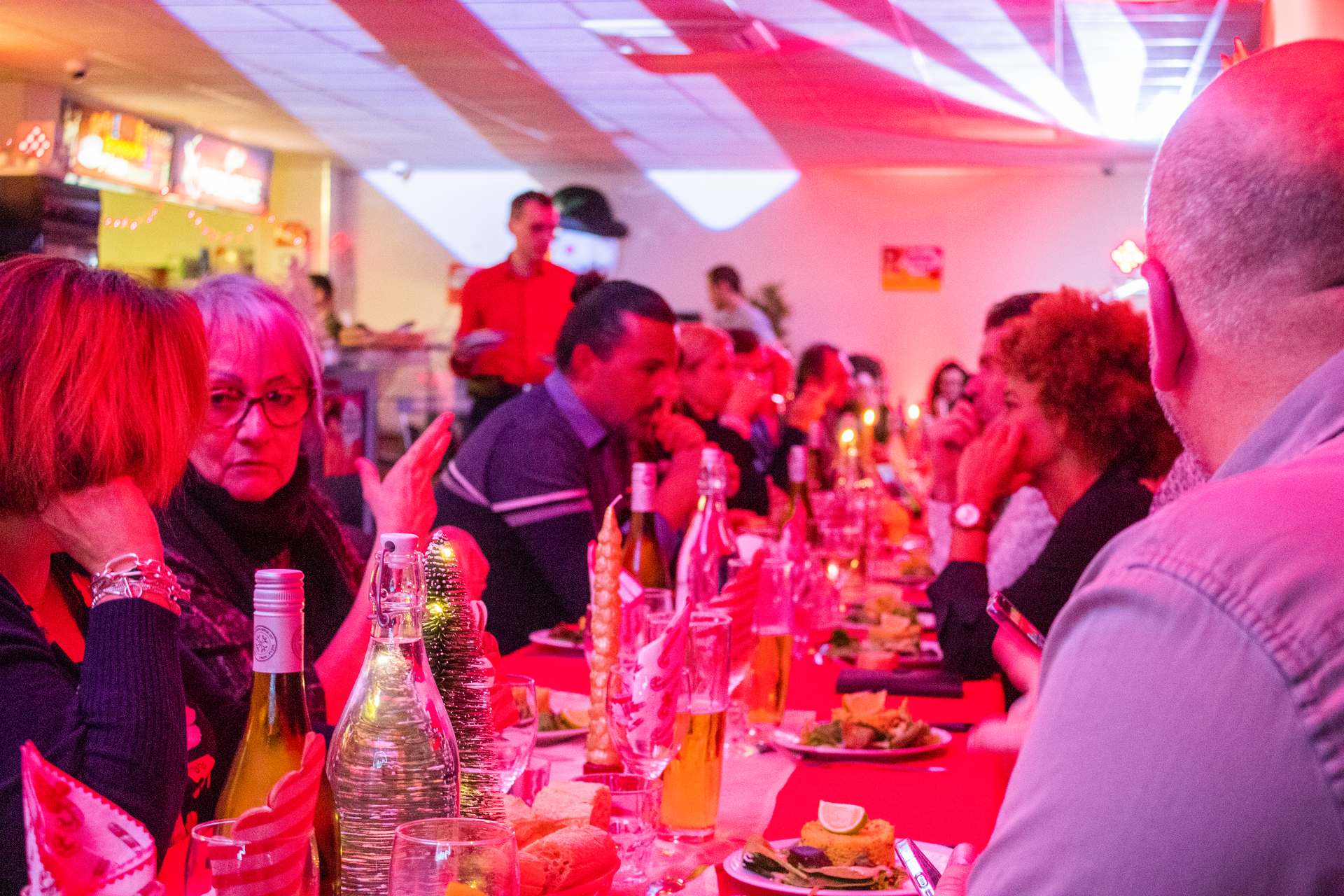 Soirée Prestige 2022 à Montpellier : gros plan sur des invités attablés en pleine conversation, décor de fête.