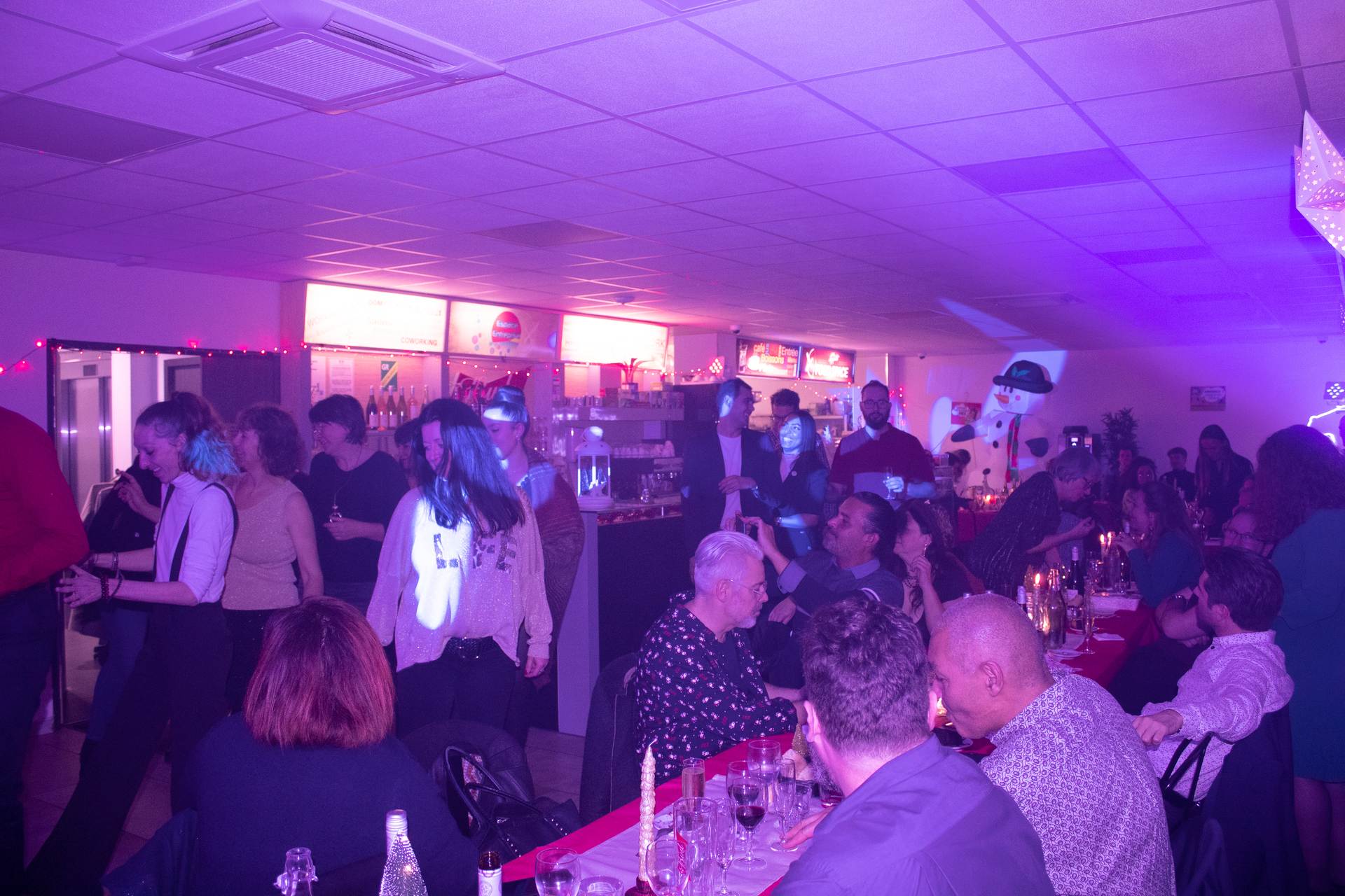 Soirée Prestige 2022 à Montpellier : foule d'invités entre la piste de danse et le bar, ambiance bleu-violet.