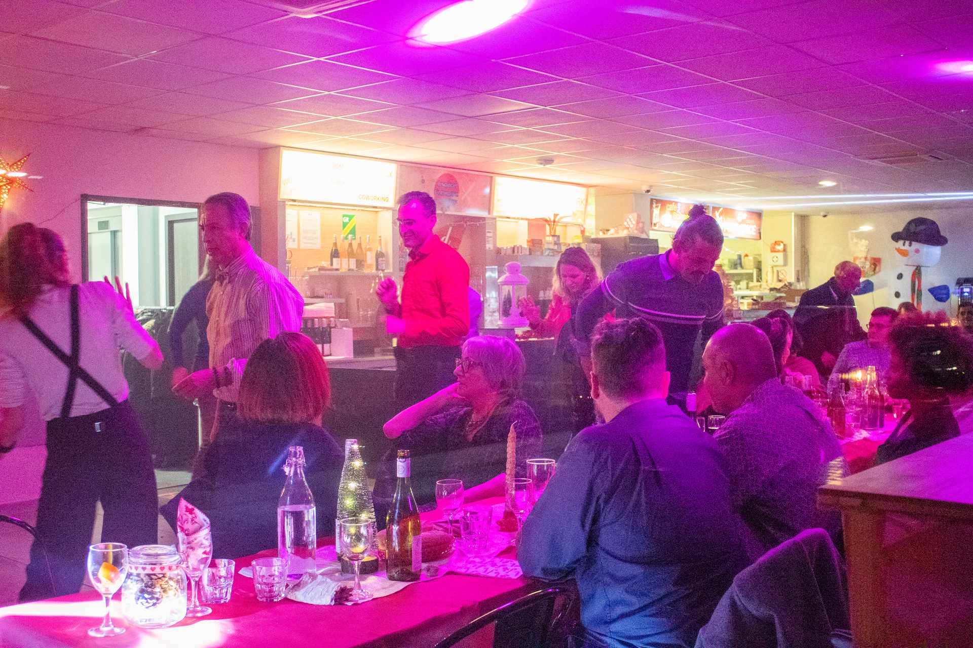 Soirée Prestige 2022 à Montpellier : invité en veste rouge dansant près de la piste, éclairage violet.