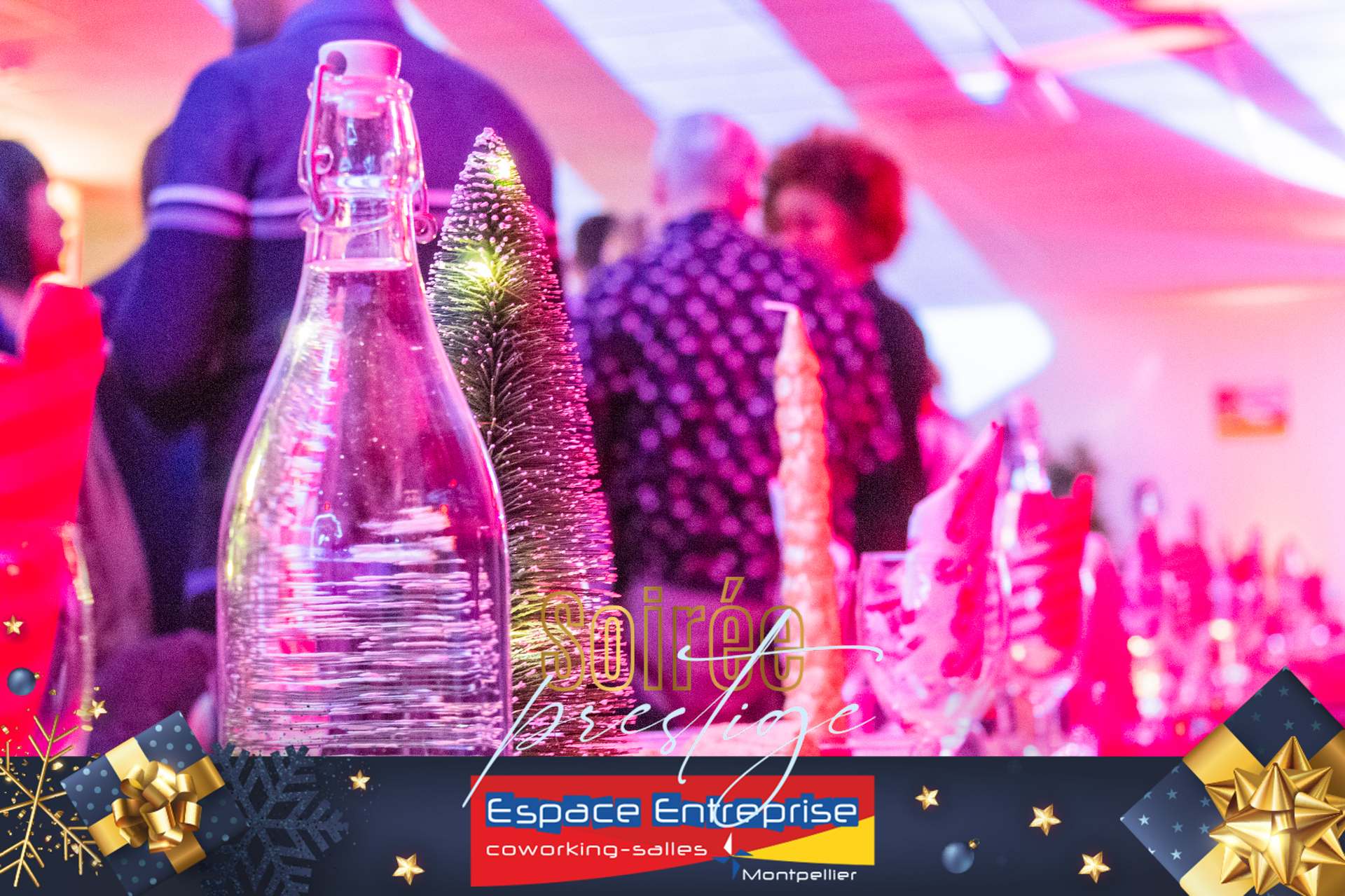 Soirée Prestige 2022 à Montpellier : bouteille décorative et sapins miniatures sur la table, visuel habillé du logo Espace Entreprise.