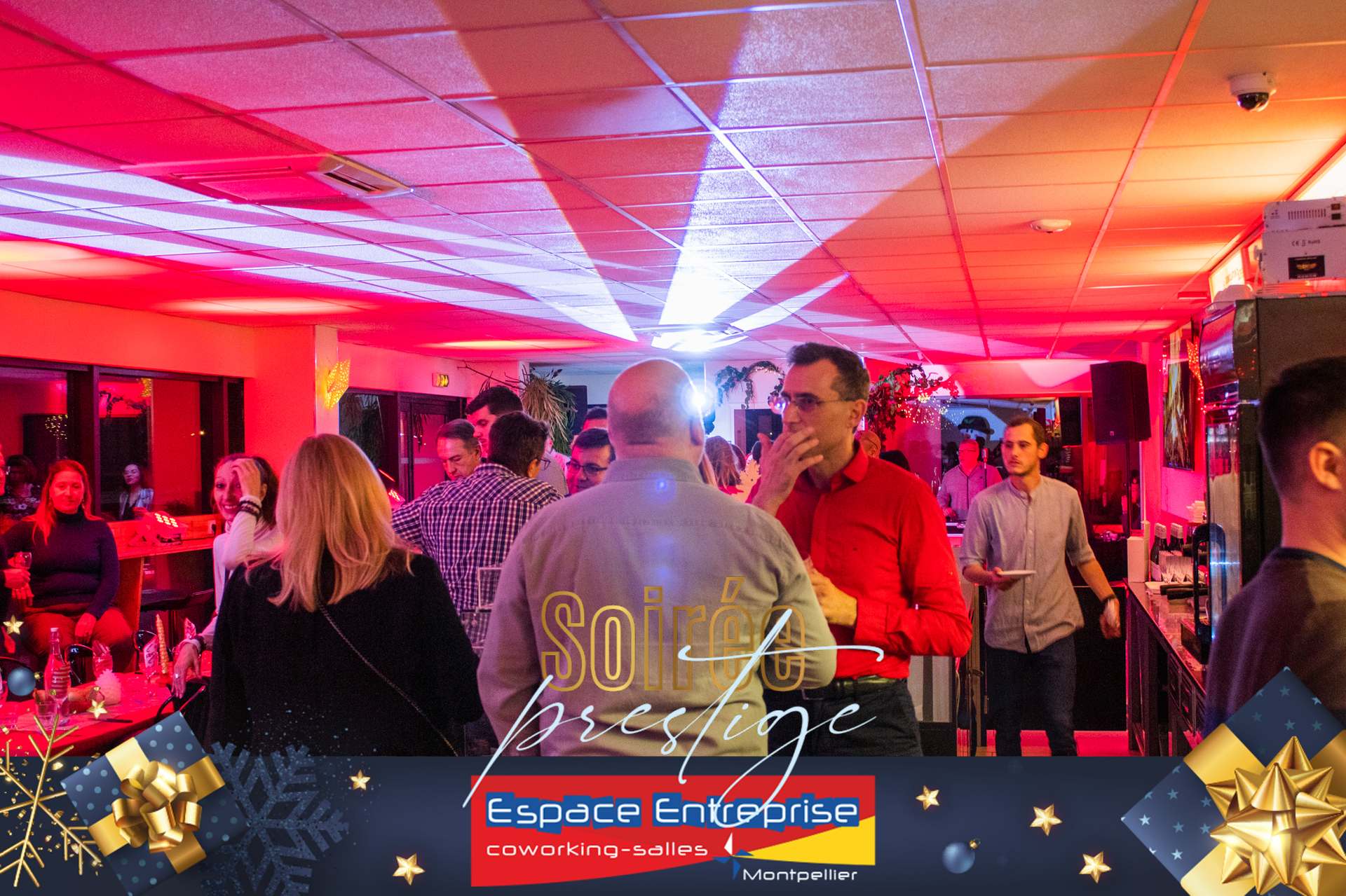 Soirée Prestige 2022 à Montpellier : invités échangeant près du bar, visuel habillé du logo Espace Entreprise.