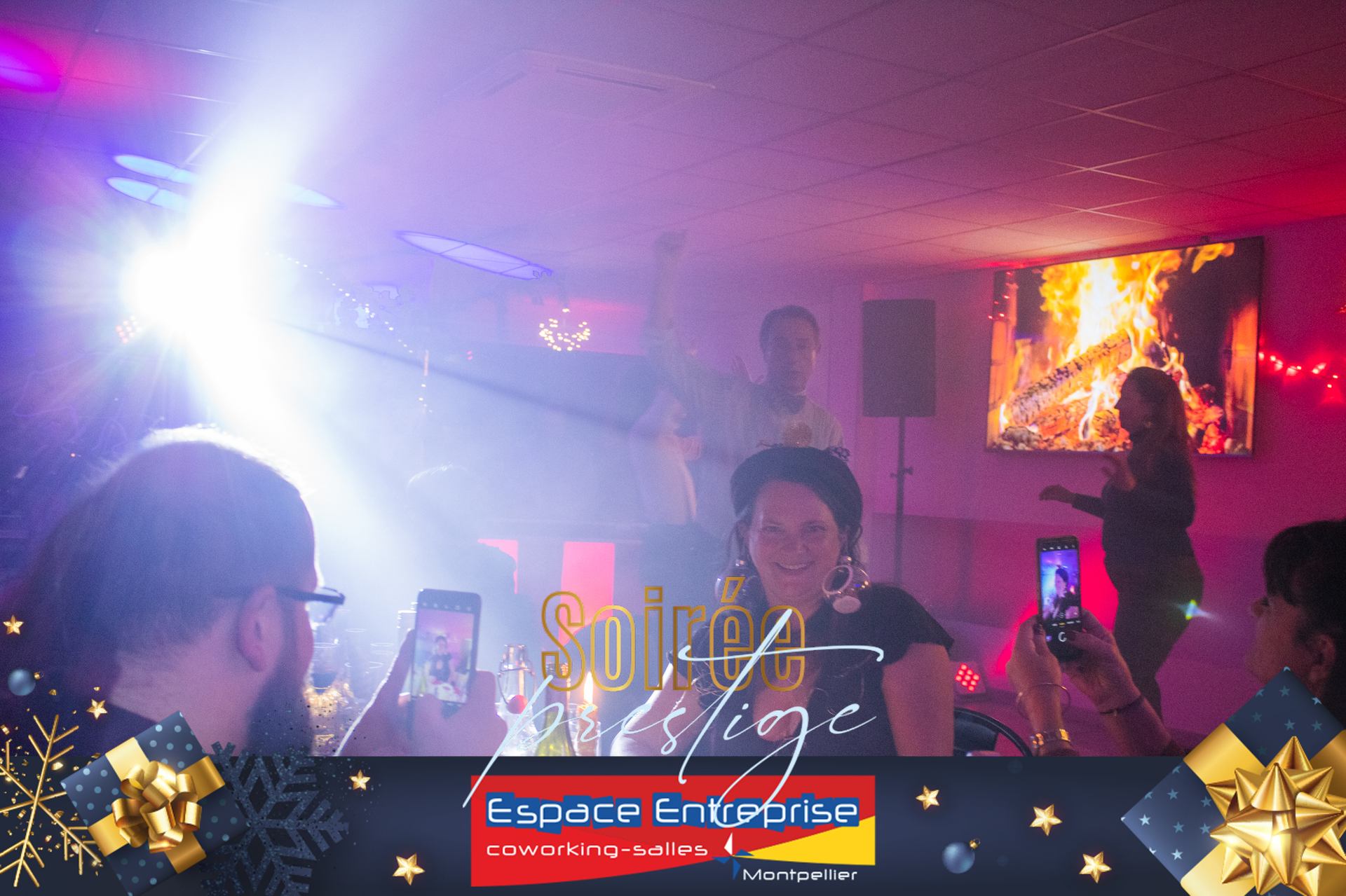 Soirée Prestige 2022 à Montpellier : invités photographiant la soirée avec leur téléphone sous un flash lumineux, visuel habillé du logo Espace Entreprise.