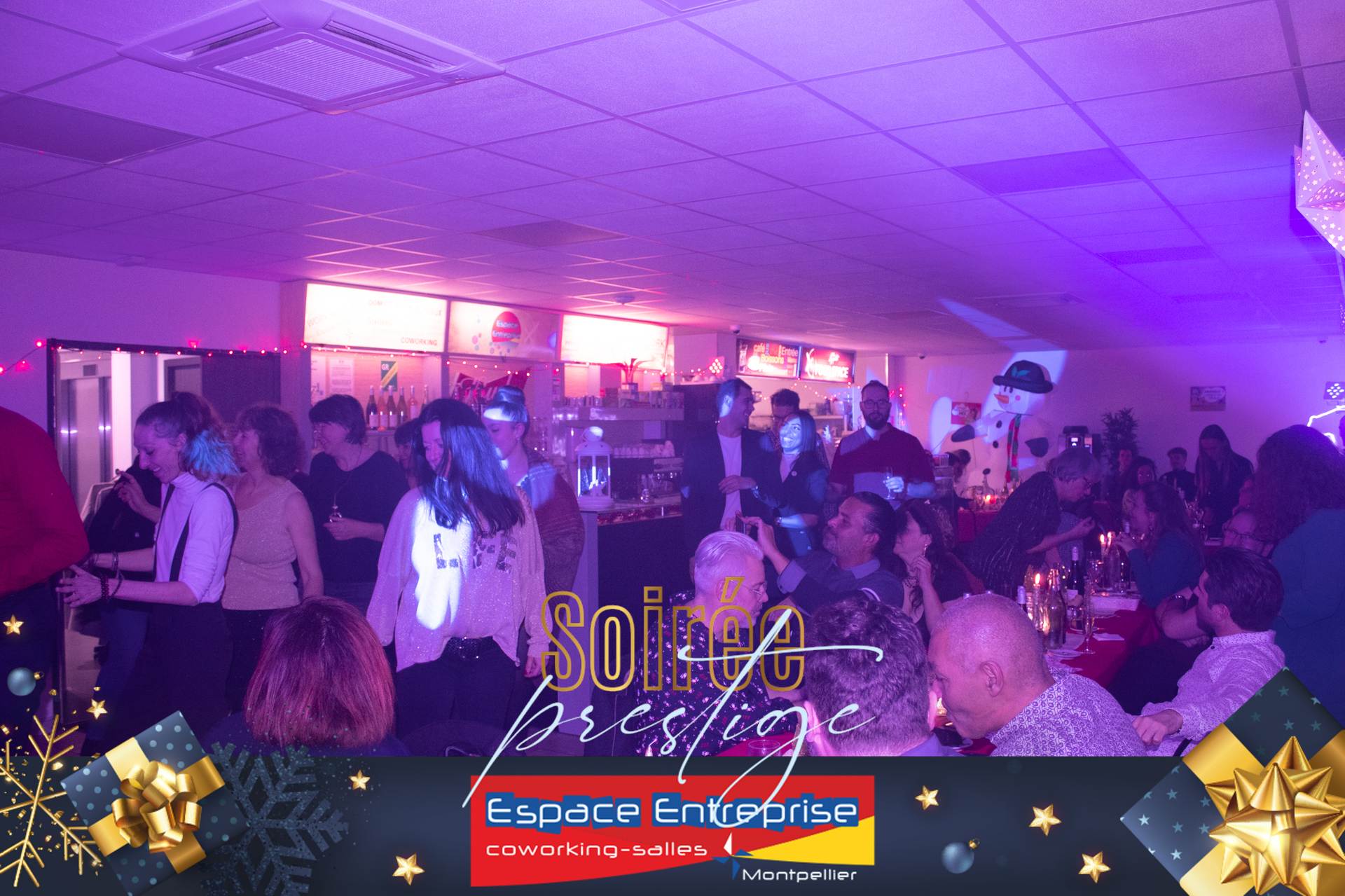Soirée Prestige 2022 à Montpellier : foule d'invités rassemblés près du bar et de la piste, visuel habillé du logo Espace Entreprise.